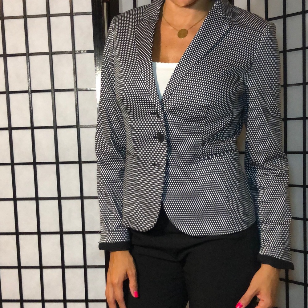 Black and white fitted Blazer